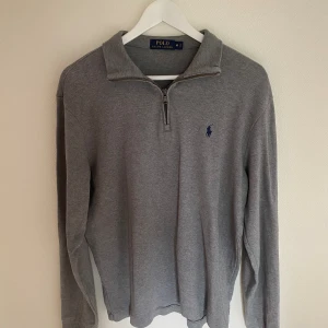 Polo Ralph Lauren half zip - Polo Ralph Lauren half zip i nyskick, knappt använd med 100% cotton. Storlek M, skick 10/10, nypris ca 2k. Pris går att diskutera✅