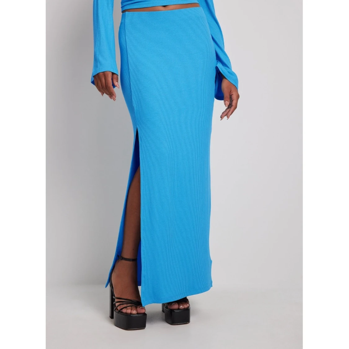 Ribbad maxikjol från NA-KD