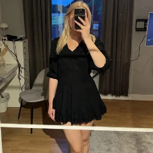 Zara klänning - Svart klänning från zara köpt på plick. Nyskick💞(lånade bilder från förra ägaren)