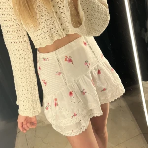 Vit sommar kjol - Så söt vit sommar kjol med blommor på, använd någon enstaka gång så i väldigt bra skick! Bara skriv om ni vill ha fler bilder! Möts gärna upp i Sthlms innerstad, men går också att skicka om de föredras! vid snabb affär kan jag sänka priset! ❤️