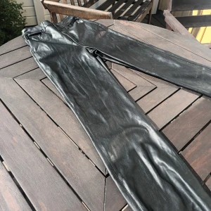 svarta skinnbyxor - fint skick och knappt använda från bikbok. Lite utåtsvänga nere vid benen