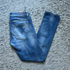 Ett par feta Dondup George jeans med slitningar i storlek 32  😁 Kom pm för fler bilder eller frågor | skick 10/10 inga konstigheter | pris kan diskuteras | 🔥