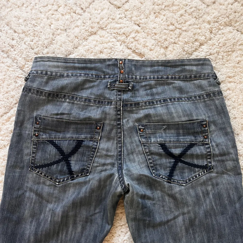 Jätte fina vintage lowwaist jeans med bootcut.💕Måtten är: 40cm över midjan och 80cm i innerbenet.💘. Jeans & Byxor.