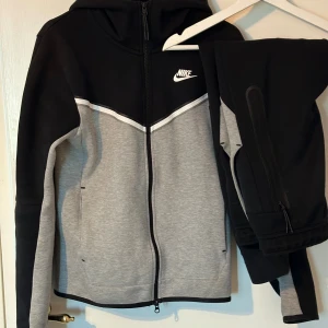 Nike tech flecce - Hej säljer min Nike tech som är Köpt för cirka 1 år sedan storlek på tröjan är xs och på byxorna är xs den är I bra skick och använd 