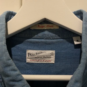 GANT rugger linneskjorta - Blå linneskjorta från GANT perfekt till sommaren. I använt bra skick.   Vid köp av fler varor kan priset diskuteras. 