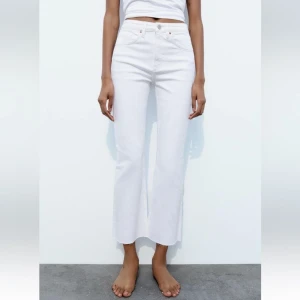 Vita Croppade Jeans - Vita Croppade jeans från Zara i strl 34, men passar även 36. Inte exakt samma modell som på första bilden, men väldigt lika. Nyskick🤍