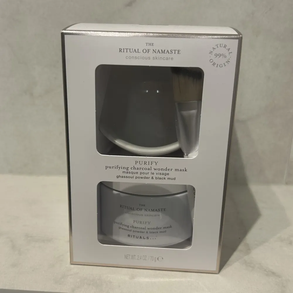 Jag säljer denna bästsäljare från rituals då jag fick två st i födelsedagspresent och bytesrätten hann gå ut, helt oanvänd! Det är ett sett och i settet ingår ansiktmask-pulvret, en skål och en borste, då man blandar den själv🥰pris kan diskuteras !!. Muu.