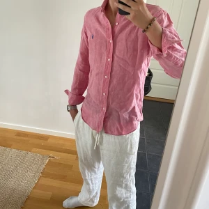 Ralph lauren skjorta  - Hej, Jag säljer nu denna tvär snygga linne skjorta som är i topp skick (9/10)  :) Skjortan är i storlek small och sitter tts ! Slå mig en signal vid intresse :)