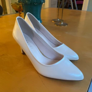 Vita klackskor  - Vita klackar från märket Rainbow i utmärkt skick!🤍                      Storlek: 38, hör av dig kring övriga frågor🤍