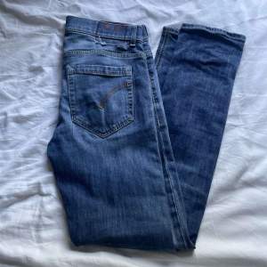 Dondup jeans i populära modellen George! Storlek 33 men passar mindre. Hör av er vid frågor.