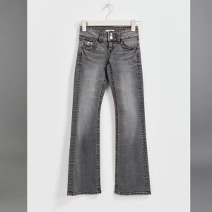 Gråa bootcut jeans! - Säljer mina jeans från Young Gina då de ej kommer till användning, använda en gång och i nyskick💞 Pris går att diskutera men köparen står för frakten! 