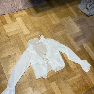 Topp - Topp som är långärmad och genomskinlig storlek s eller m då lappen är bort klippt så vet inte riktigt men passar både s och m 