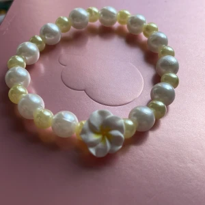 ☀️💛✨🌸 - Gjort på stretchig tråd för att passa dom flesta , går även att beställa i speciell storlek 💓