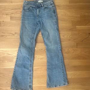 Blå jeans från Gina Tricot med en cool detal upptill vid midjan, storlek 34.