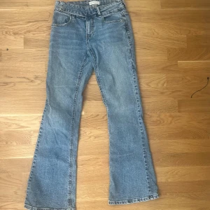 Jeans  - Blå jeans från Gina Tricot med en cool detal upptill vid midjan, storlek 34.