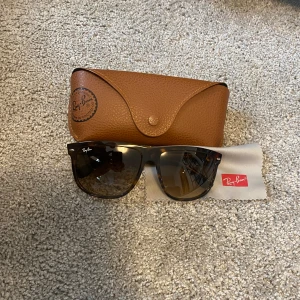 Rayban Boyfriend - Tjena, säljer dessa Raybans i modellen Boyfriend. De är i 10/10 skick, inga skador eller repor. För fler bilder/frågor är det bara att höra av dig