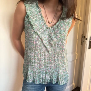 Topp neo noir - Kortärmad v-ringad topp med gulligt blommönster i plisserat tyg. Den är i stl 36 och är i helt nyskick. Neo noir zelda plisse forest topp, nypris 549kr🍀🩷