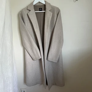 Kappa - Beige superfin kappa från zara! Har inte används mycket men hunnit bli lite nopprig. Den är lagom varm, pefekt t hösten☺️