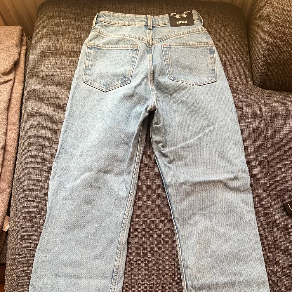 Rowe high straight jeans, ljusblå, aldrig använts, storlek 25/32,  Ordinarie pris 590- nya pris 200 För mer info och bilder kontakta gärna. Jeans & Byxor.