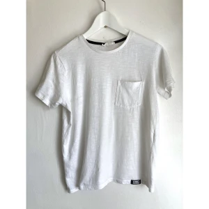 Vit basic t-shirt, bomull, 170, barn, junior, enfärgad - Vit basic t-shirt. Noppig på insidan av kragen. Mått får ej plats - fråga gärna! 