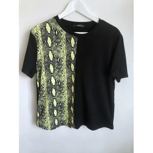 Svart & gul ormmönstrad t-shirt, M 40/42, djurmönstrad - Svart och gul t-shirt med ormmönster. Mått får ej plats - fråga gärna!