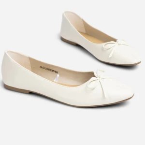 Ballerinasklr - Supersöta ballerinaskor med rosett. Använda en gång, tyvärr för stora. (Storlek 40 men små i storleken, jag brukar ha 38, dessa skulle nog passar 39)💕 Nypris 250 kr, slutsålda