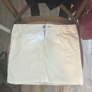 Vit jeanskjol  - Vit jeanskjol från Levis, nästan aldrig använd och i nyskick✨barnstorlek men passar mig som har xs/s