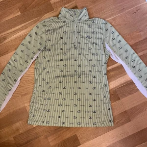 Långärmad topp - Långärmad topp från ARIAT. Väldigt fint skick! Nypris 650 