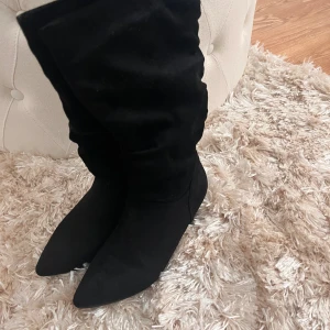 Boots - Snygga boots från Duffy, köpta för ett och ett halvt år sedan men endast använda fåtal gånger så mycket fint skick!! Passar perfekt till klänning eller kjol, eller under ett par jeans