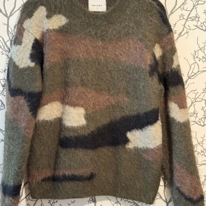 Huvud tröja  - Vailent huvud tröja,som nya  Jättebra stick och varmt Storlek är S men passar till M också 