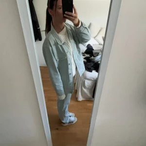 Ljusblå jeansjacka  - Färgen syns böst på bild 1. En oversized väldigt snygg ljusblå/grön ish jeansjacka. Använd få gånger 