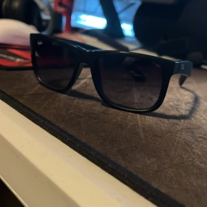 Ray ban  - Tjo,säljer dess extremt snygga brillor som är extremt sökande,säljer rayban boyfriedns för endast 600!