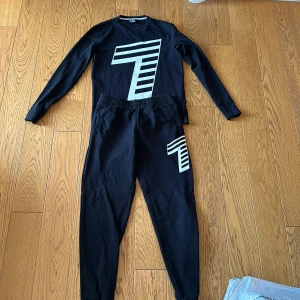 EA7 Emporio Armani tracksuit (orginalpris 1200kr) - Ett perfekt set för att bara gå ut på stan med en elegant outfit men samtidigt extremt skön. Storlek L men passar mig som har M på det mesta, används nästan aldrig och är i bra skick