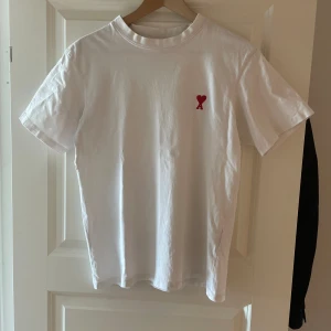 Ami paris T-shirt - Storlek: s Skick: fint Pris: 400kr