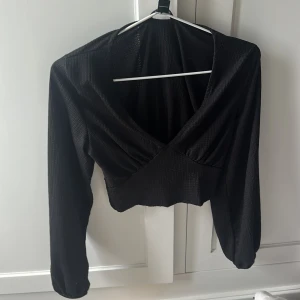 V ringad svart topp - V ringas svart topp från mommi, långärmad och tajt