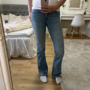 Bootcut jeans🤍 - Säljer ett par supersnygga jeans som är fårsmå för mig tyvärr. Köpa för ca 3 månader sedan och är knappt använda. Skriv för fler frågor eller bilder🤍