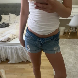 Shorts🤍 - Säljer ett par supersnygga jeans shorts från monki. Köpta för länge sedan men i ett fint skick. Köpta för 300kr, säljer för 150kr. Skriv för fler frågor eller bilder. Pris kan diskuteras🤍