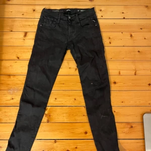 Replay hyperflex jeans W29/32 - Levis hyperflex black jeans i storlek W29/32. Har normal passform men är mycket strechiga. Använda men i bra skick och har mycket kvar att ge. Original pris 1499:-. Skicka pm för mer info och bilder. 