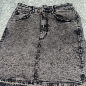 Svart jeanskjol  - En svart jeanskjol Storlek är XS