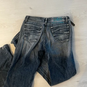 Lågmidjade flare jeans - Suverent skick, äkta vintage.  Har tyvärr inte bild då jag har dem på för de är tyvärr alldeles för små så de passad XS 32.