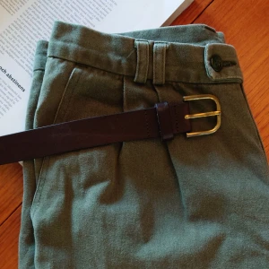 Vintage militärbyxor med pleats - Midja 43 cm Längd 110 cm Benbredd 22 cm
