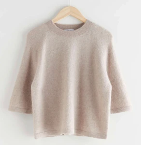 &other stories tröja - INTRESSEKOLL på min trekvarts ärmade tröja från &other stories. Köpt för ca 1,5 år sedan, Bra skick. Skriv för fler bilder eller annat 💕