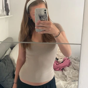 Tajt t-shirt från H&M🤍 - En fin beige tajt t-shirt som är från H&M, den är knappt använd då jag inte gillar hur den satt på mig, storlek Xs och diskuterar gärna priset🤗💕