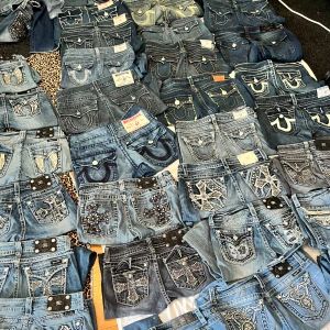 Miss Me och True Relegion jeans för det lägsta priset - Miss Me och True Relegion jeans för det lägsta priset💙💛Ställ gärna frågor‼️Kommer till vår plick sida;)