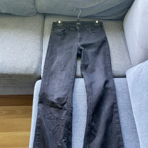 Jeans Only - Svarta Jeans från Only, modell Blush Midwaist  Storlek L/32, skulle dock säga att de passar någon med M bättre.  Köpta för 549 tror jag, använda max 5 gånger