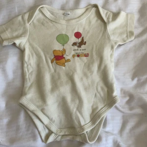 Barn Body - En jättesöt body med nalle puh på! Storlek 50-56/ 0-1,5 månad ungefär 🤗