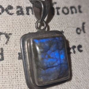 Silver halsband  - Antikt oxiderat 925 stämplat silver med äkta labadorit sten, ger vackra "flashes" när du vrider på halsbandet! (Kedjan är också 925 silver)👍