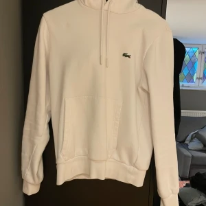 Lacoste hoodie - Skitsnygg hoodie från Lacoste. Köpte för 1250. Skick 8/10 -9/10