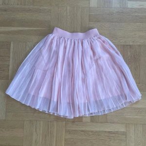 Kjol - Ljusrosa kjol med resår i midjan. Storlek xxs men funkar bra på mig som är en S