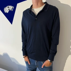 STICKAD MASSIMO DUTTI PIKE  - Stickad Massimo Dutti piké | Skick: 9/10 | Strl M| Modellen är 180 cm | Vårt pris 399kr | Hör av dig om du undrar någonting!